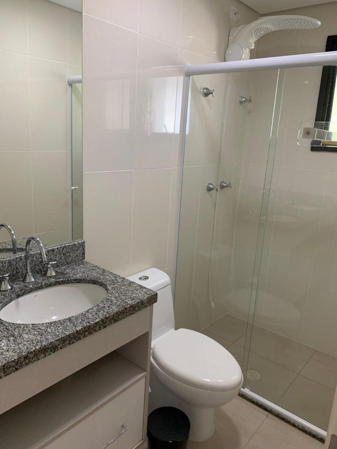 Flat em Pitangueiras - sacada gourmet, 3 dorms, limpeza diária e serv de praia Guarujá Exterior foto